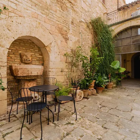 Apartment Comunicanti, Tra Antico E Moderno Assisi