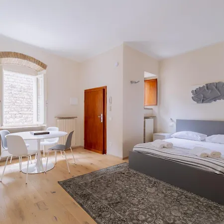 Apartment Comunicanti, Tra Antico E Moderno Assisi